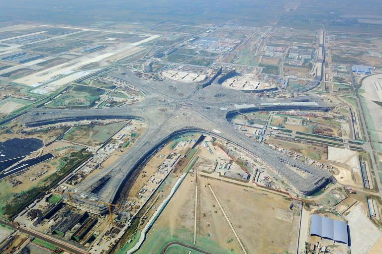 A construção do mega-aeroporto começou em 2014 e custou US$ 11,5 bilhões (R$ 48 bilhões). Quatro pistas já estão prontas, mas outras três serão construídas para o aeroporto atingir máxima capacidade