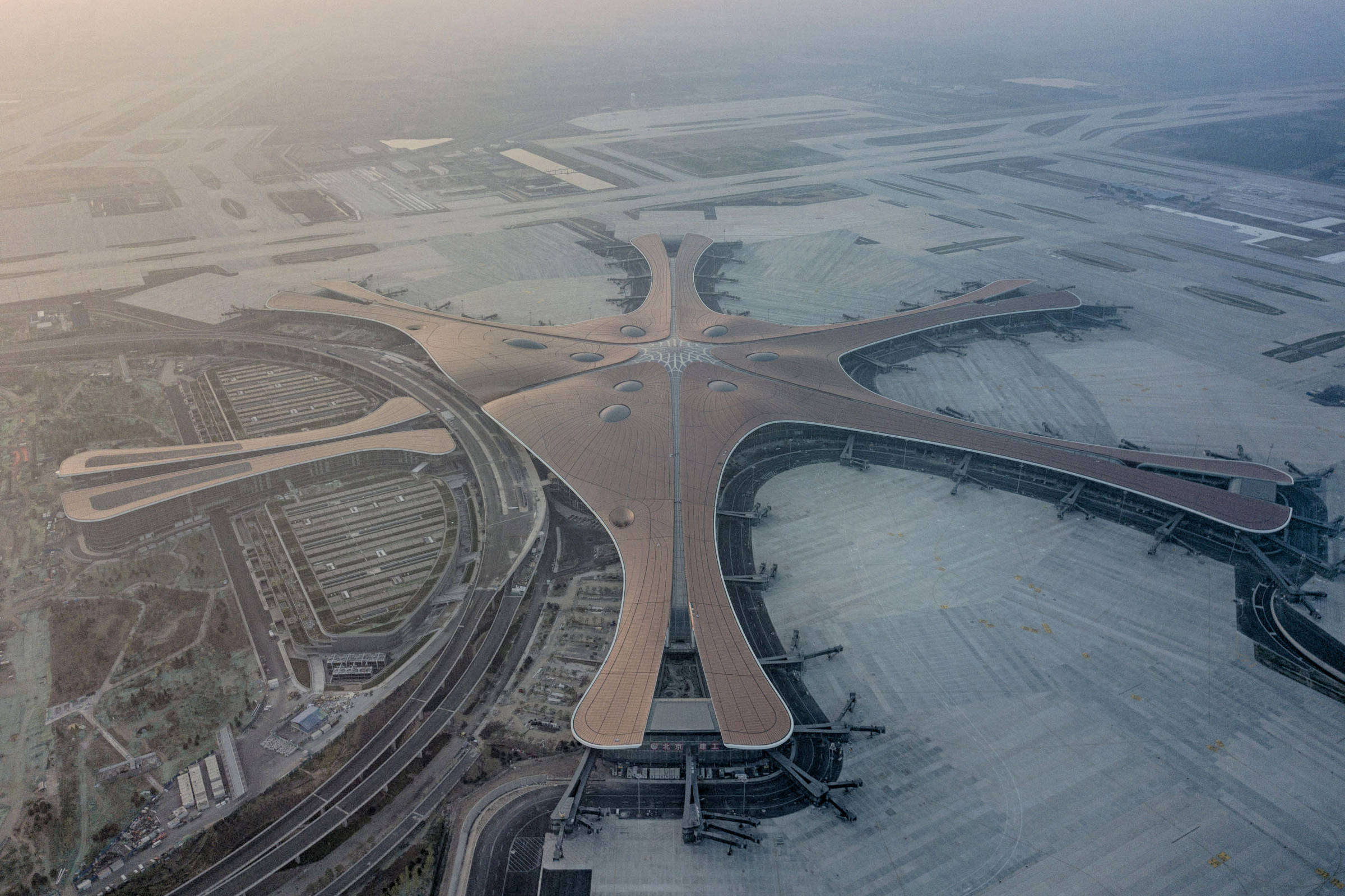 Прилет аэропорт пекин. Пекинский Международный аэропорт Дасин. Пекин Дасин, Международный аэропорт, Китай. Международный аэропорт Шоуду в Пекине (Китай). Новый аэропорт Пекина Дасин.