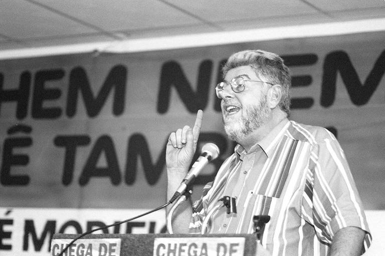 Walter Barelli, então secretário estadual de Emprego e Relações do Trabalho, discursa durante ato político do Sindicato das Costureiras de São Paulo e Osasco, em Mogi das Cruzes, em maio de 1995