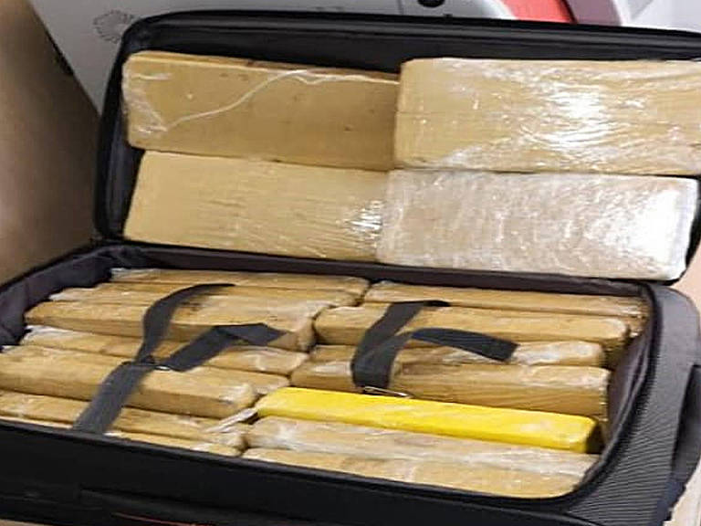 Mala com 37 pacotes de cocaína apreendida com militar brasileiro, em Sevilha, Espanha 