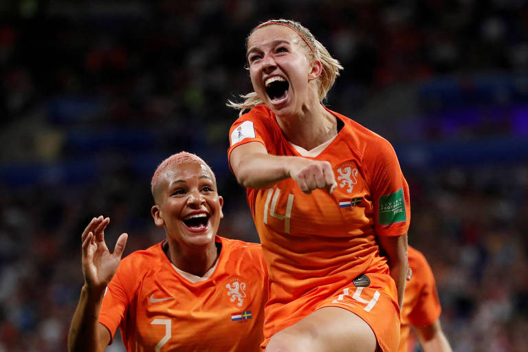 Jackie Groenen (à dir.) comemora o gol que colocou a Holanda na decisão do Mundial