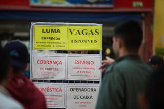 Pessoas observam ofertas de emprego no centro de São Paulo
