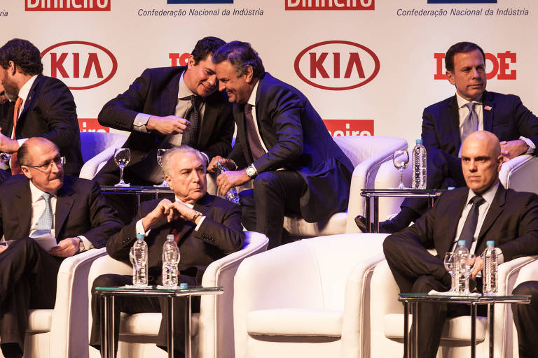 O então juiz Sergio Moro conversa com o tucano Aécio Neves durante premiação da revista Istoé