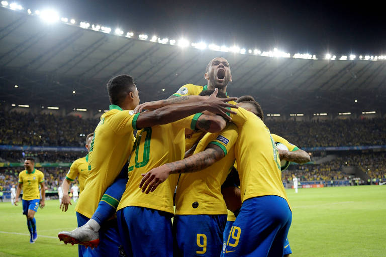 Seleção brasileira comemora o primeiro gol da vitória sobre a Argentina, no Mineirão