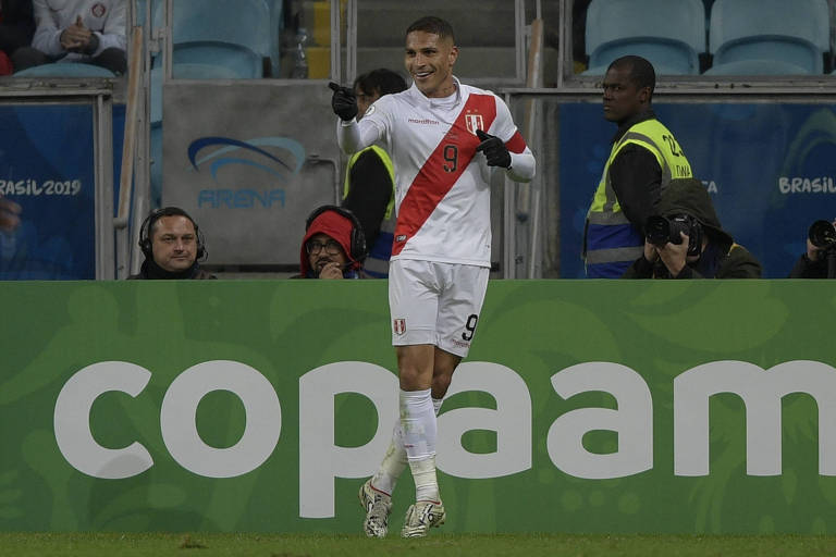 Guerrero comemora o terceiro gol do Peru sobre o Chile, na Arena do Grêmio