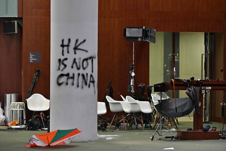 Polícia de Hong Kong prende primeiro suspeito de invadir Parlamento
