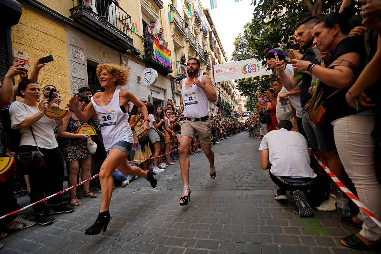 Corrida de salto alto durante celebrações do orgulho gay em Madri 