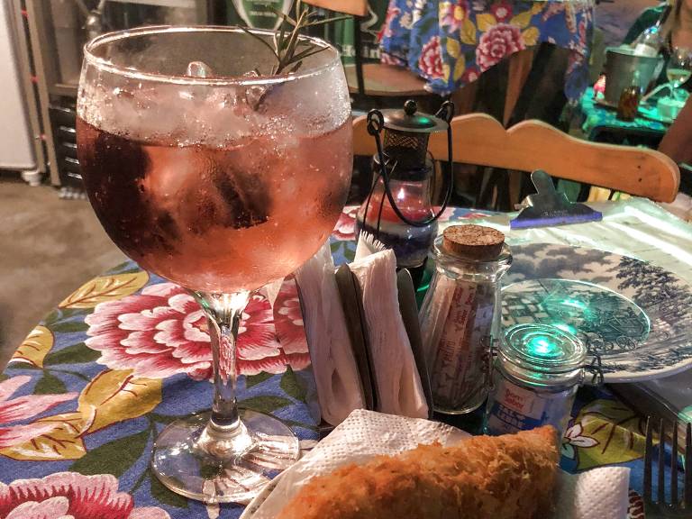 Bolinho de bacalhau e gim-tônica de amora do bar O Mirandês