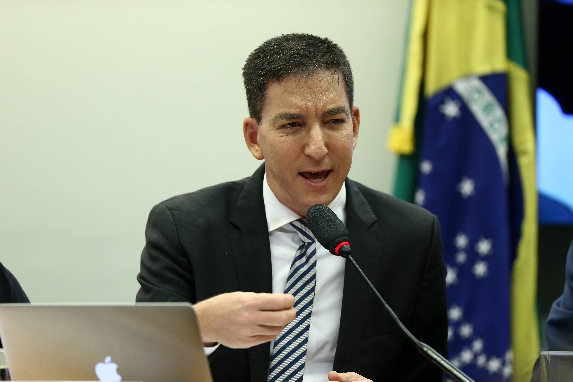 EUA retardam visto para filhos Glenn Greenwald, diz marido