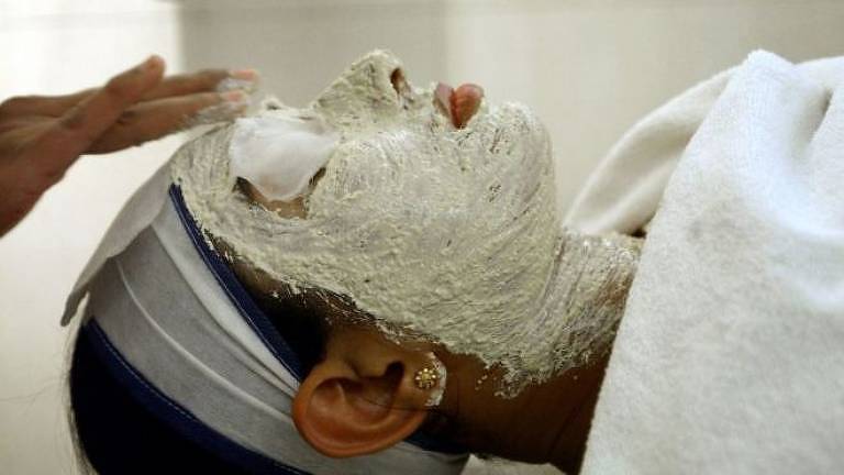 Em muitos países, mulheres fazem tratamentos para clarear a pele