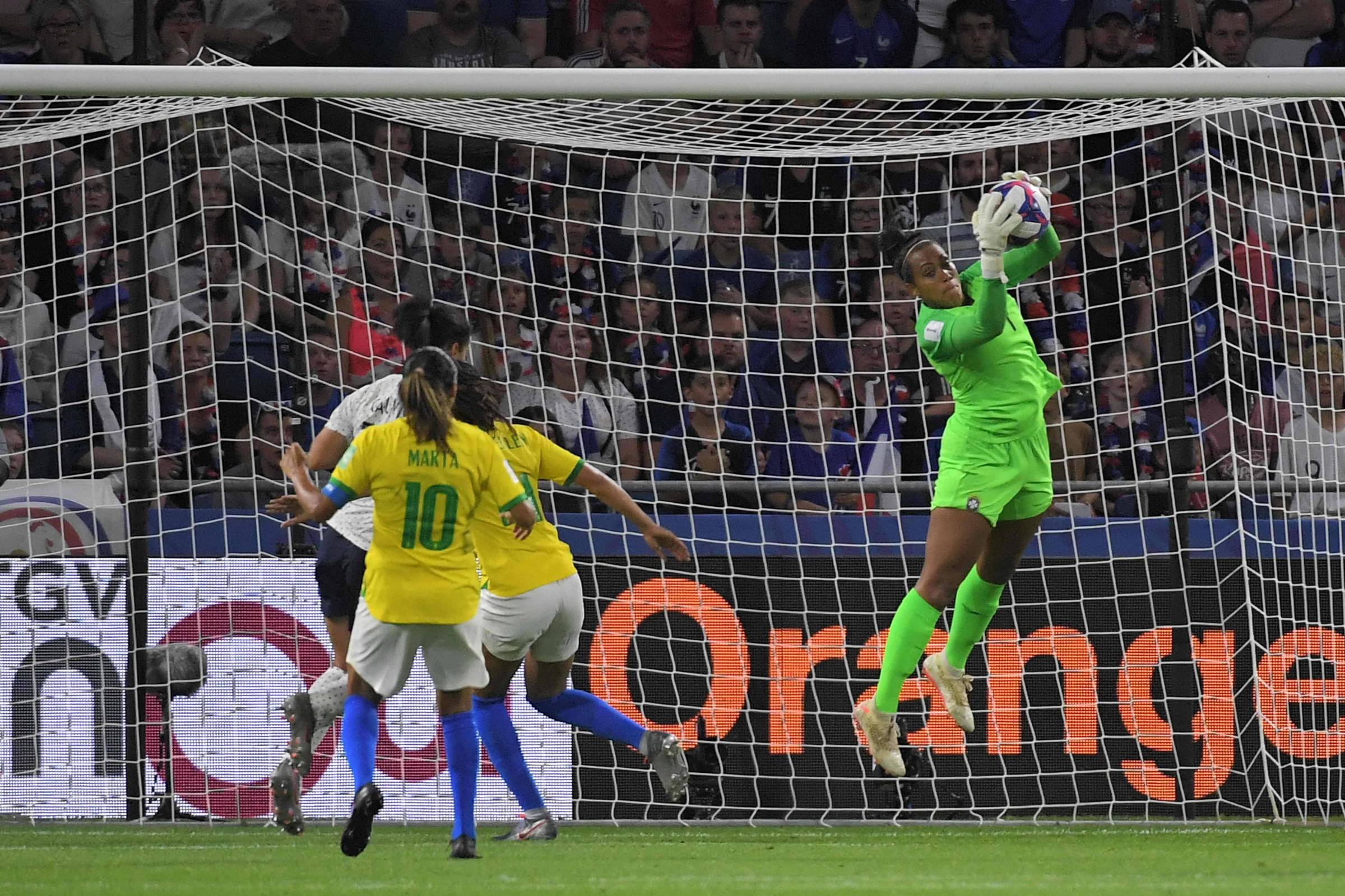 Jogo de futebol feminino no campo de futebol fotografia editorial