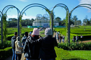 Turistas visitam o Jardim Botânico de Curitiba