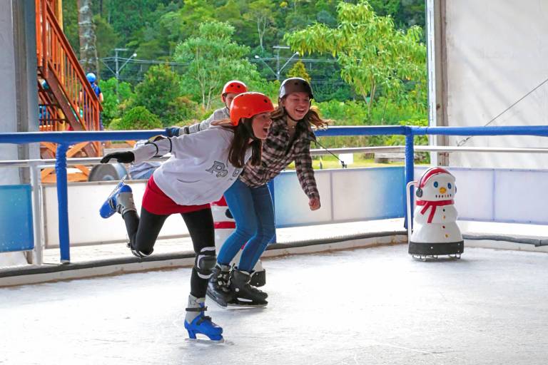 Turistas se divertem em pista de patinação em Campos do Jordão (SP)