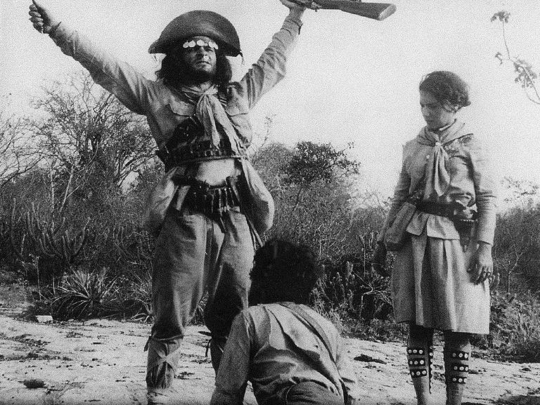 Othon Bastos, como Corisco, abre os braços em cena de "Deus e o Diabo na Terra do Sol", de Glauber Rocha