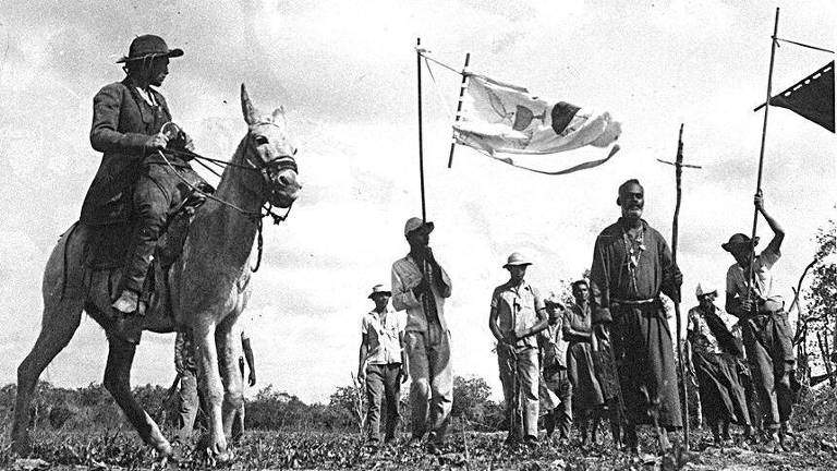 Beatos seguidores de Sebastião em cena do filme "Deus e o Diabo na Terra do Sol"