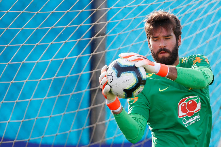 Alisson admite sorte em gol anulado, mas vê 'bola complicada' - Lance!