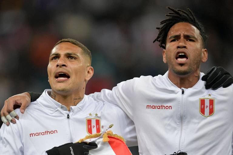 Guerrero e Gallese durante hino nacional do Peru, antes da partida contra o Chile pela Copa América