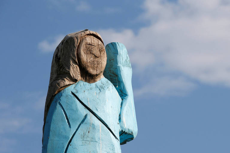 Estátua de Melania Trump na Eslovênia é comparada a espantalho