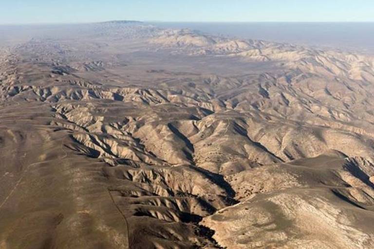 A falha de San Andreas tem 1,3 mil quilômetros de extensão e delimita as duas maiores placas tectônicas do planeta