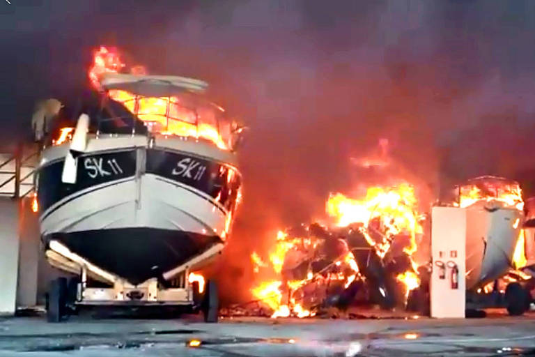 Incêndio de grandes proporções atingiu uma marina, na manhã deste sábado (6), em Bertioga, no litoral de São Paulo