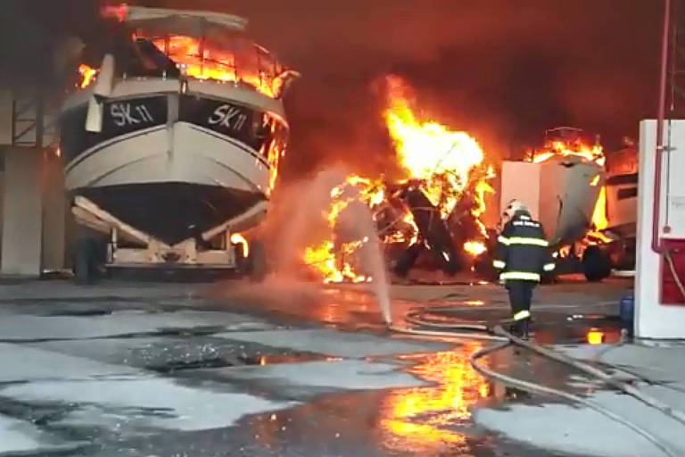 Incêndio atinge embarcações em Bertioga