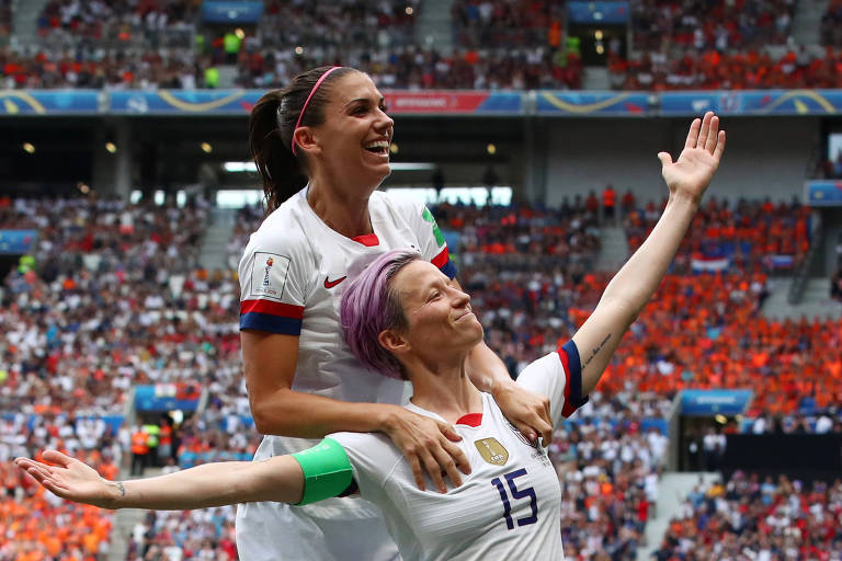 Alex Morgan e Megan Rapinoe comemoram primeiro gol dos Estados Unidos na final da Copa do Mundo contra a Holanda