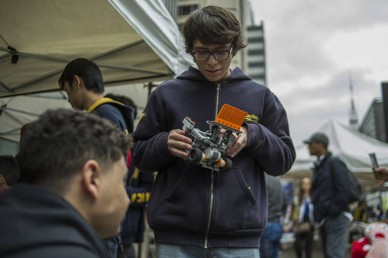 Além do protesto na av. Paulista, havia, em frente ao Instituto Pasteur, uma feira de ciência, que atraía a atenção de crianças que passavam pelo local