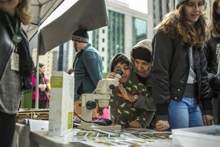 Além do protesto na av. Paulista, havia, em frente ao Instituto Pasteur, uma feira de ciência, que atraía a atenção de crianças que passavam pelo local
