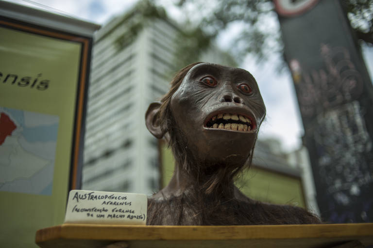 Além do protesto na av. Paulista, havia, em frente ao Instituto Pasteur, uma feira de ciência, que atraía a atenção de crianças que passavam pelo local