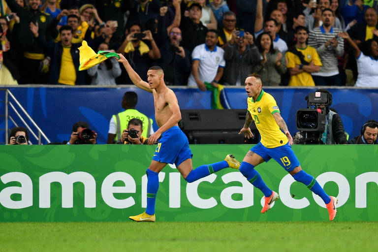 O atacante Richarlison tira a camisa ao marcar o terceiro gol do Brasil na vitória de 3 a 1 sobre o Peu pela final da Copa América