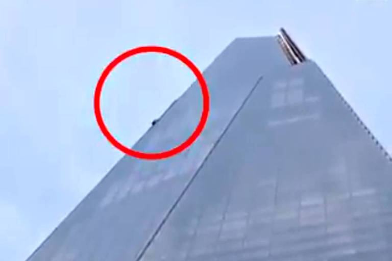 silhueta de homem que escala o edifício The Shard, em Londres