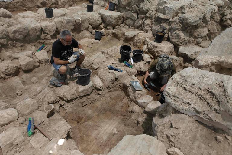 Arqueólogos fazem escavações em um local considerado a cidade bíblica de Ziclague, no sul de Israel