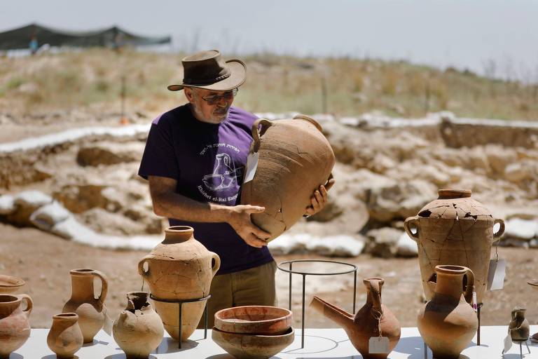 Yosef Garfinkel, professor da Universidade Hebraica, recolhe objetos encontrados no local considerado a cidade bíblica de Ziklag, no sul de Israel