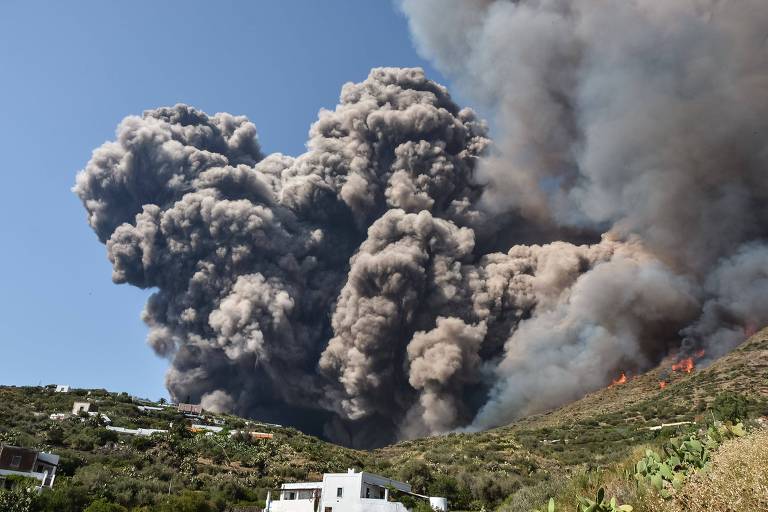 Fumaça provocada pela erupção do vulcão na ilha de Stromboli, na Sicília
