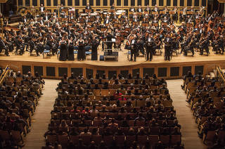 20 anos da Sala Sao Paulo.  Regente  Marin Alsop   rege a 8a sinfonia de Gustav Mahler  com OSESP (Orquestra SInfonica do Estado de Sao Paulo) e Orquestra sinfonica da Universidade