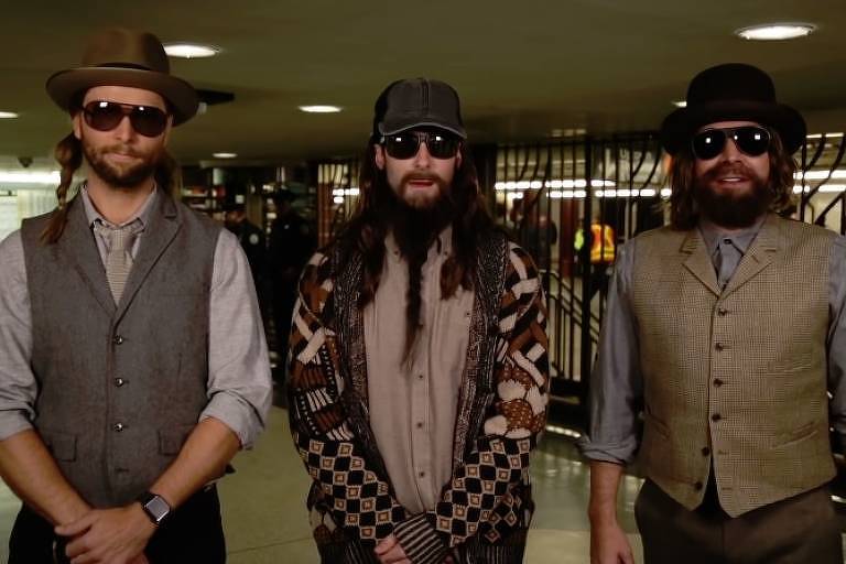 Maroon 5 faz show fantasiado no metrô