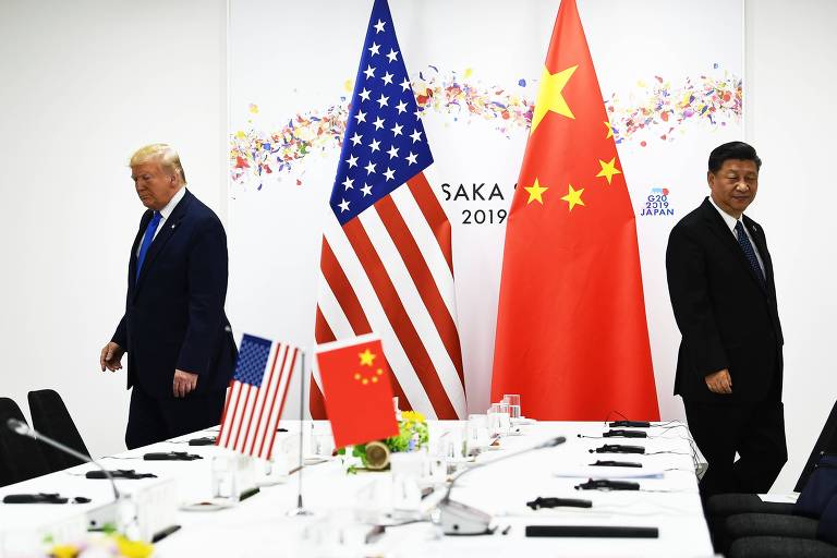 O presidente do EUA, Donald Trump, à esq., e o dirigente chinês, Xi Jinping, durante reunião bilateral em Osaka