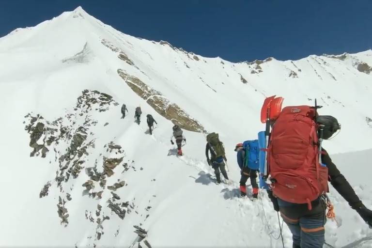 Imagem do grupo de alpinistas caminhando no pico Nanda Devi, no Himalia.
