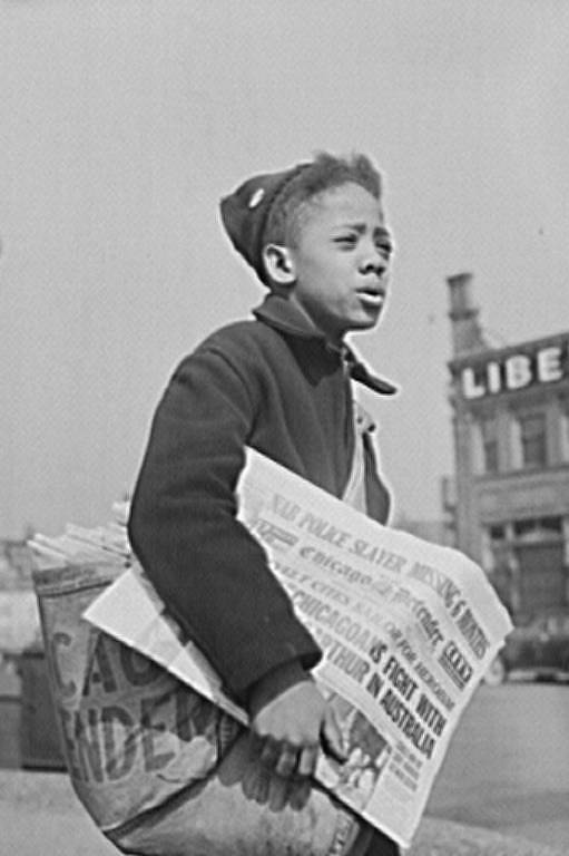 Jornaleiro vendendo The Chicago Defender em 1942
