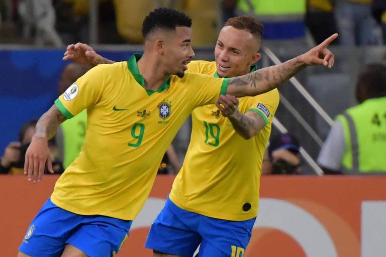 Gabriel Jesus e Everton comemoram gol contra o Peru na final da Copa América, no Maracanã