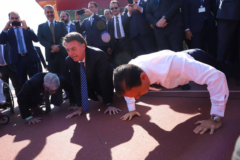Doria (sem paletó) e Bolsonaro fazem flexões durante evento esportivo em São Paulo