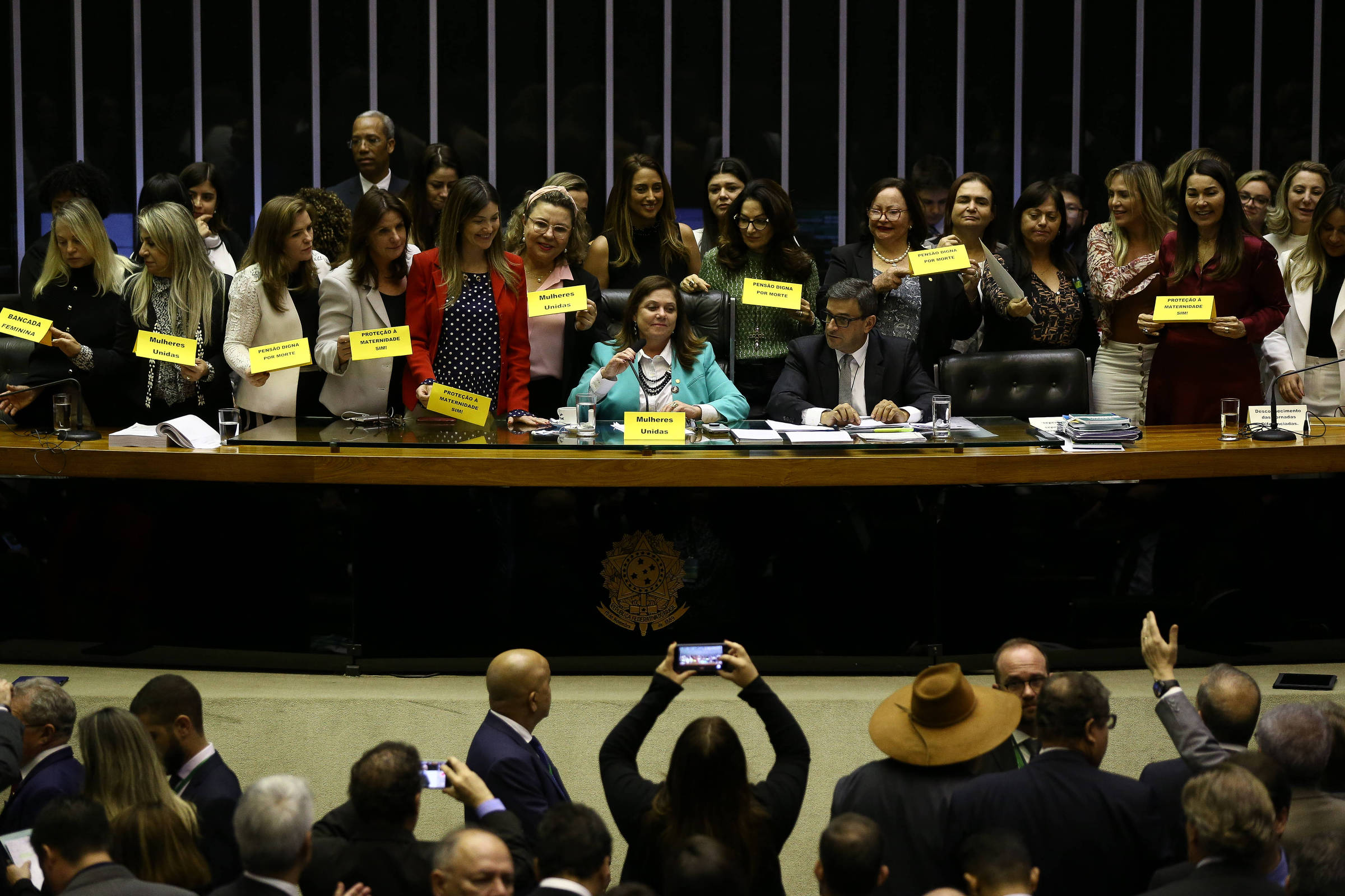 Bancada feminina amplia presença em postos de poder, mas desigualdade  persiste no Congresso - 08/03/2020 - Poder - Folha