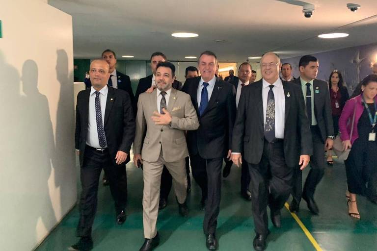 O presidente Jair Bolsonaro entre os deputados federais Marco Feliciano (Pode-SP) e o Pastor Eurico (Patri-PE)