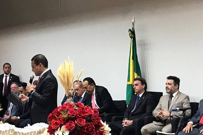 O presidente Jair Bolsonaro assiste a fala do deputado Marcos Pereira (PRB-SP)