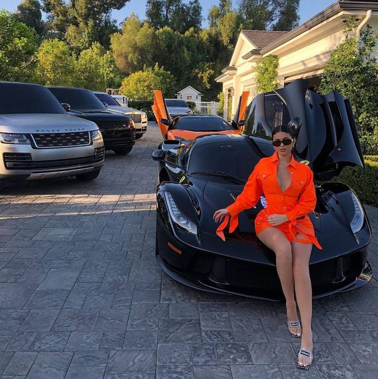 Kylie Jenner compra carro de R$ 1,69 milhão e revela coleção de veículos de luxo nas redes