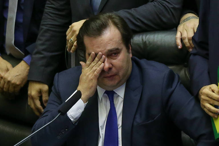 O presidente da câmara Rodrigo Maia chora ao ser homenageado em discurso do deputado Delegado Waldir (PSL-GO) pelo seu trabalho na votação