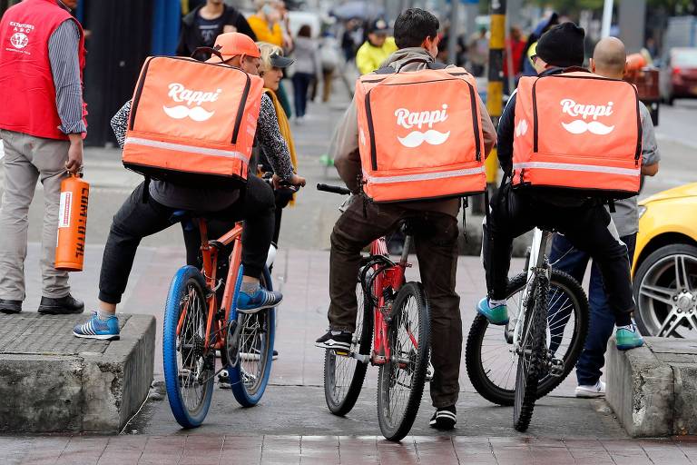 Ciclistas com mochilas de entrega da Rappi na Colômbia, país de origem do app
