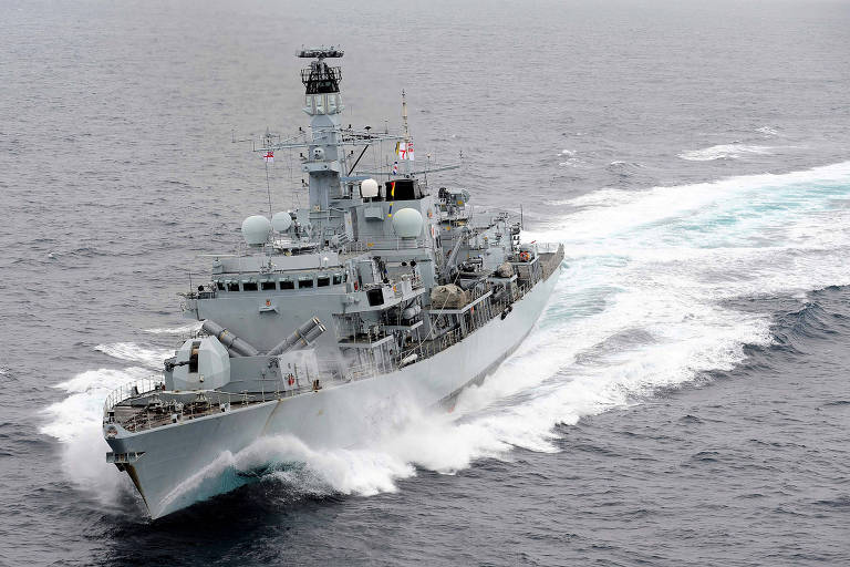 Navios do Irã tentaram bloquear petroleiro britânico no golfo, diz Reino Unido