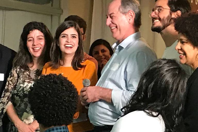 Tabata Amaral (de laranja), Ciro Gomes e Tulio Gadelha (de camiseta branca) na Vila Missionária 