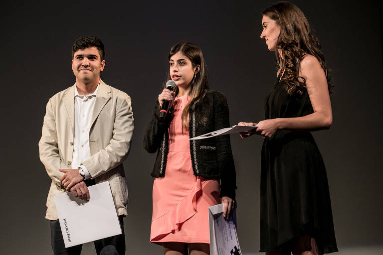 Em 2017, com o Mapa Educação, Tabata foi uma das finalistas do Prêmio Empreendedor Social, uma parceria da Folha de S.Paulo com a Fundação Schwab. O movimento buscava mobilizar os jovens no debate da educação em atividades presenciais e virtuais